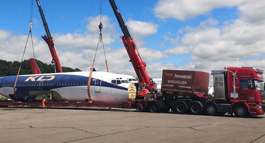 Boeing plane lifted