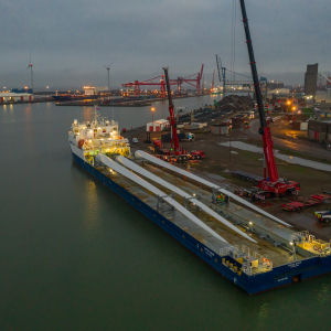Crane lift Avonmouth docks