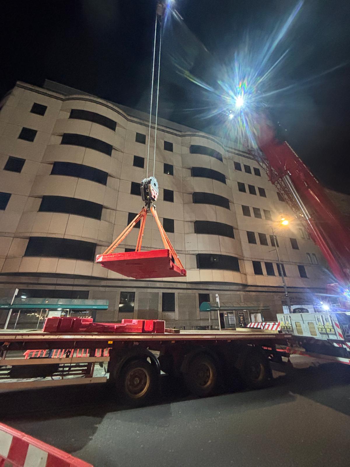 crane lift Capital Tower