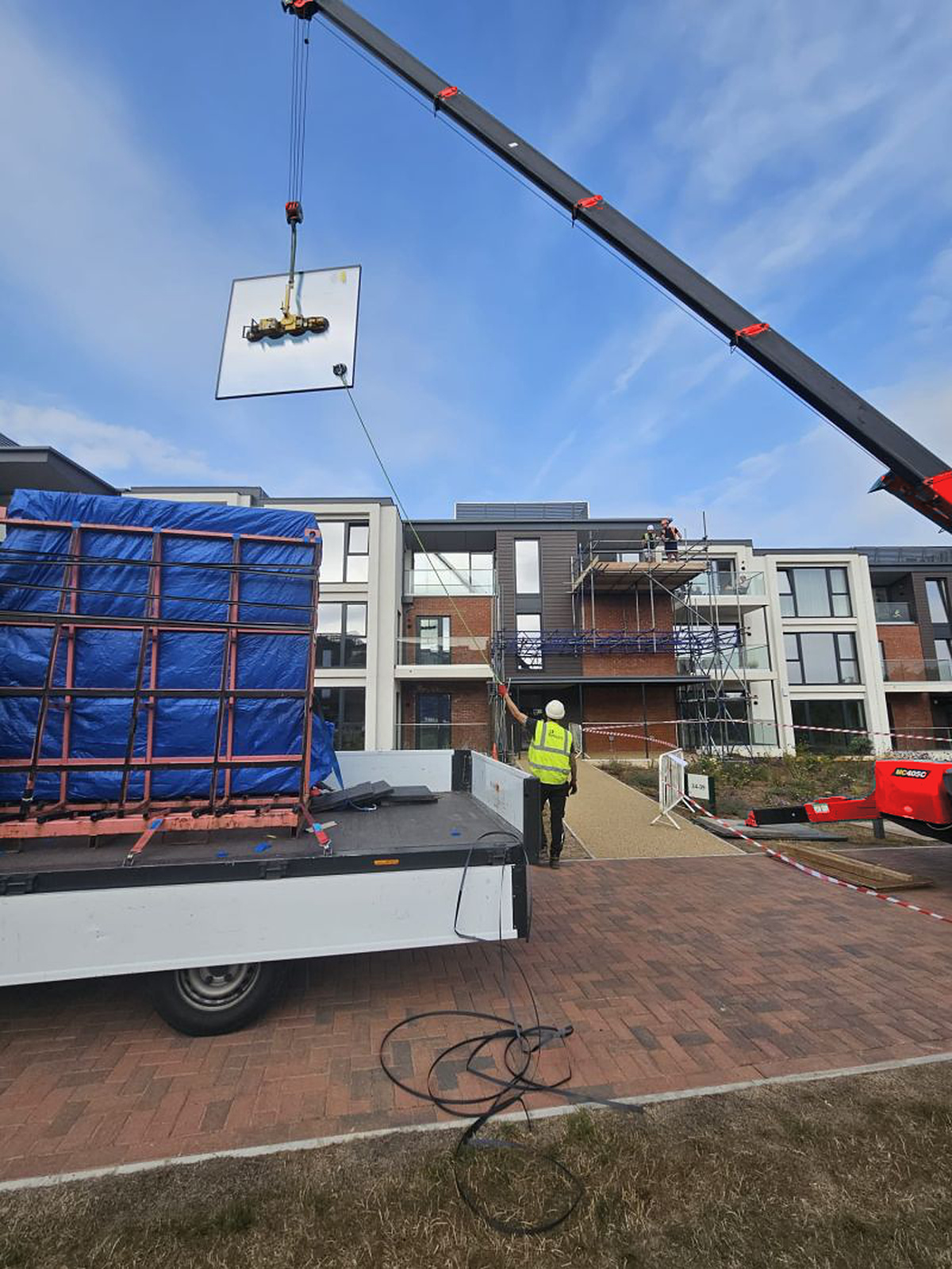 Glass panel suspended above the delivery vehicle